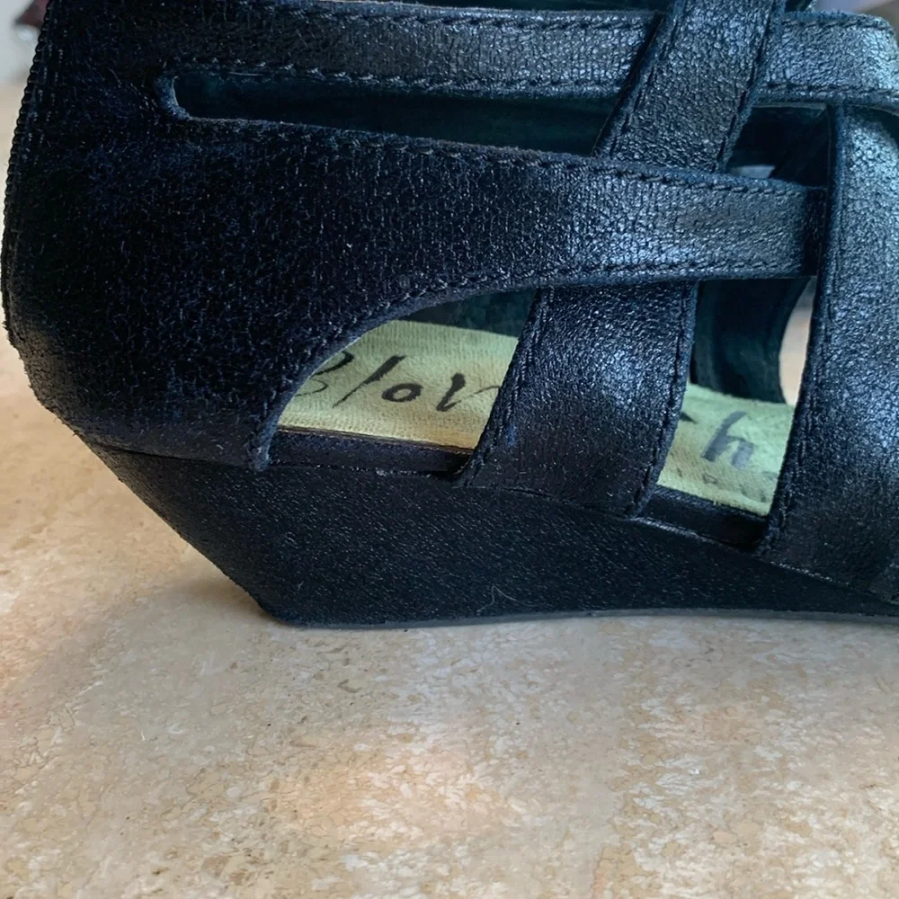BLOWFISH black strappy leather wedge sandals, textured, back zip, 2” heel. 9 - Picture 11 of 17